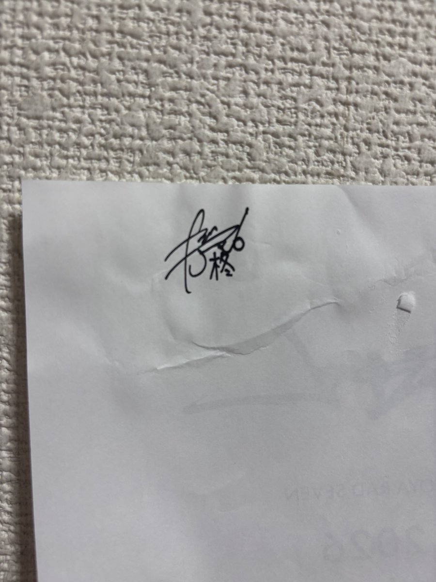 syu__cr's tweet photo. ほんこちでした🤩
かみさん話しかけれなくて友達とキョドってたらわざわざこっち来てくれてサインしてくれた神🤩
Azamiワンマン行きます‼️ https://t.co/joWTvXQemn