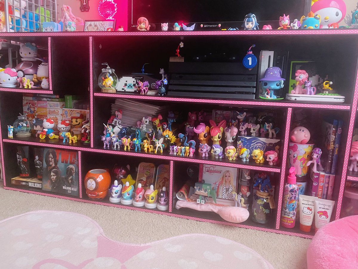 DRAMAtical_Me12's tweet photo. The room of a 21 year old (virgin) women https://t.co/IIv0P9iB9y