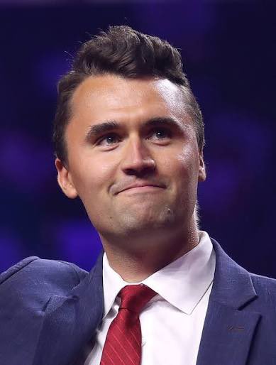 VibePSG's tweet photo. C’est moi ou l’arbitre ressemble un peu à Charlie kirk ? https://t.co/ge4D2lg5lI