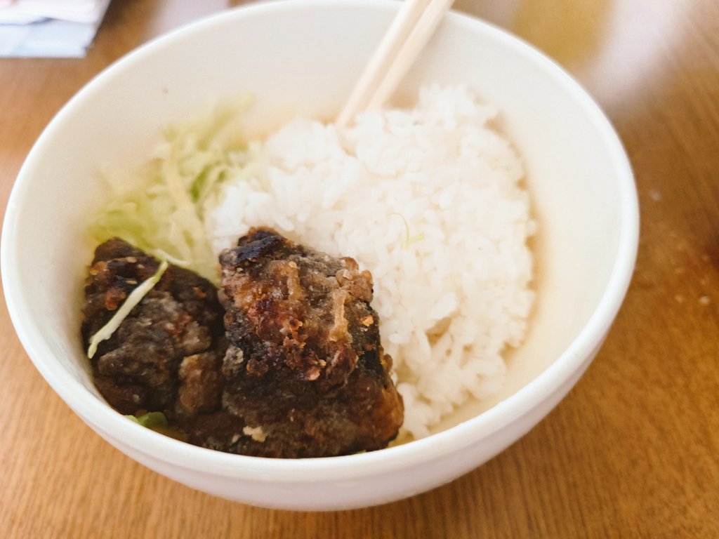 hakuto_ibuki's tweet photo. おはようございます😊

今日は、昨日の残りの血合い竜田揚げ。
うまし！
ちなみにダイエットは、今開始から−2kgくらい。
上がったり下がったりしながら今が一番最近の最低値。
普通にカロリーオーバーする日もあったりゆるゆるやってたので、まぁこんなもんだろう！良い良い！
#朝ごはん　#朝食 https://t.co/IMscob8zGG