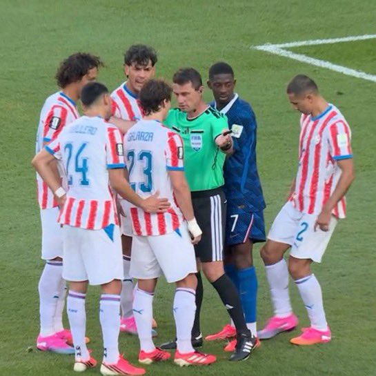 FrenchRapUS's tweet photo. 🚨 QUELLE HONTE ! 

Le défenseur du Paraguay a tenté de détruire le point de penalty comme un lâche avant que Kylian Mbappé tir 🤮 

Quelle belle équipe de m*rde le Paraguay… https://t.co/JcjK9QeiQd