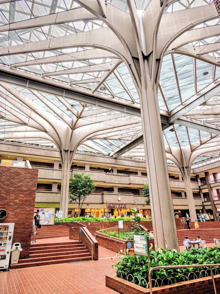 AMFFCRAFTWORK's tweet photo. 1980年〜1981年のコミケの会場にもなった川崎市民プラザ。
交通会館と立て続けの寂しい紹介になりますが、この建物も老朽化と耐震性不足のため、2027年3月末をもって閉館する予定とのことです。
1979年竣工の建築ですが、アトリウムの空間は柱が木のように枝分かれして延び、屋内なのに解放感がありました。
老朽化が見て取れる部分もありますが、これも昭和遺産といえるもので、失くなるのは惜しまれます。