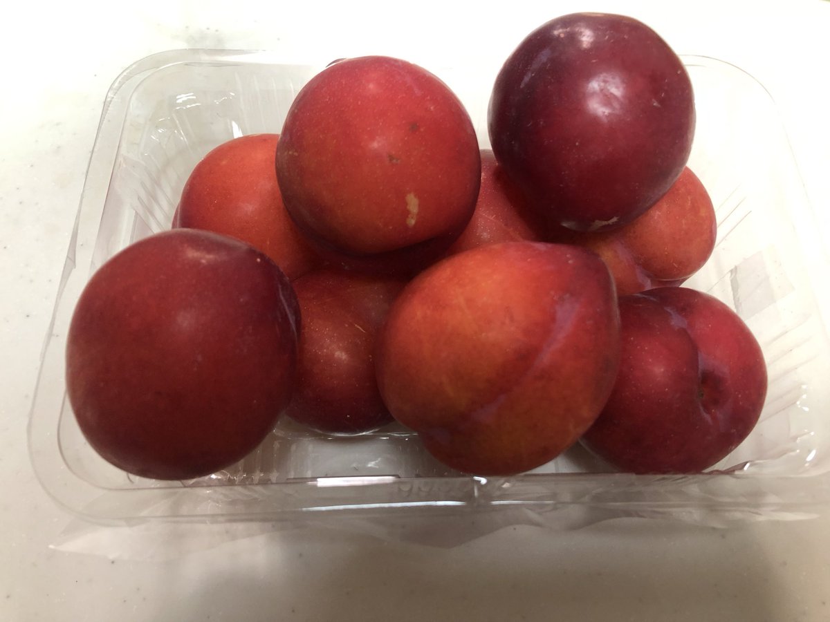 minakoor's tweet photo. 今の時期しかないプラムを食べやすいところは息子とデザートに🍑
残りの部分と何個かを人参とくるみでサラダに🥕 https://t.co/LZOgkNzBLL