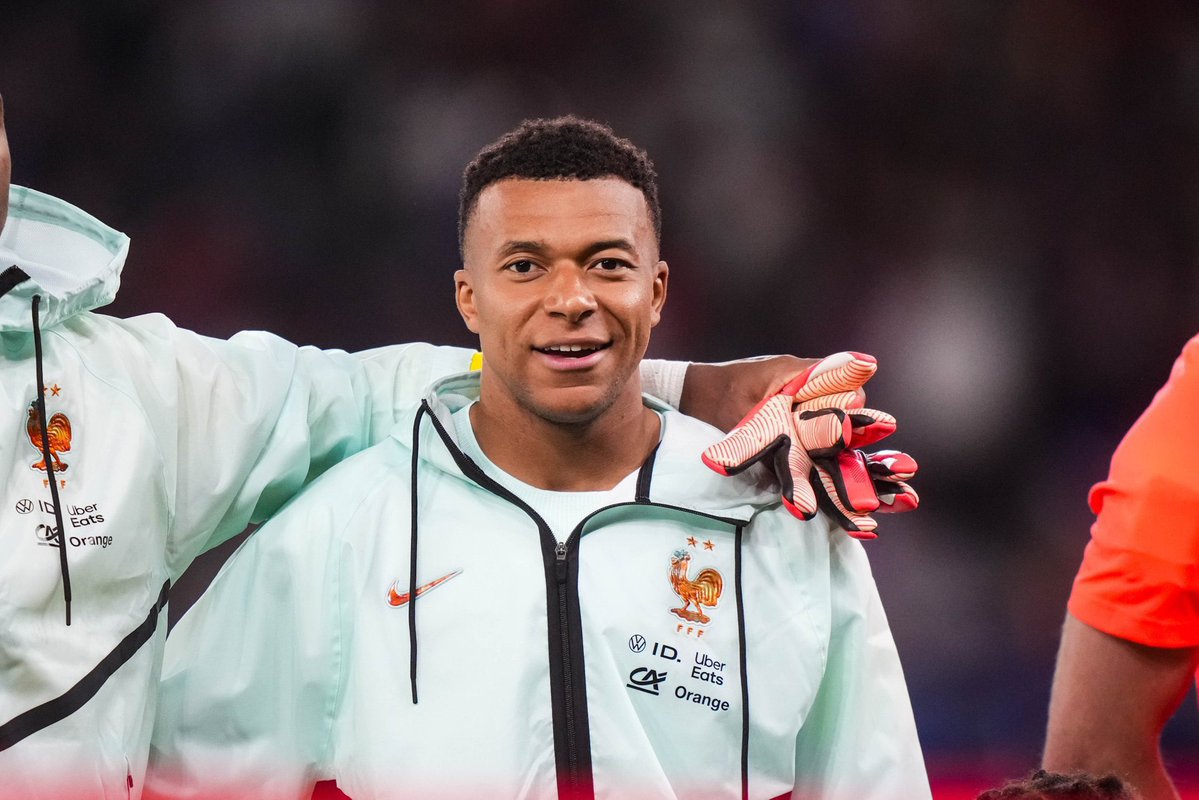 _BeFootball's tweet photo. 🚨 Kylian Mbappé 🇫🇷 est 𝗣𝗟𝗨𝗦 𝗤𝗨𝗘 𝗝𝗔𝗠𝗔𝗜𝗦 𝗟𝗘 𝗠𝗘𝗜𝗟𝗟𝗘𝗨𝗥 𝗕𝗨𝗧𝗘𝗨𝗥 𝗗𝗘 𝗟’𝗛𝗜𝗦𝗧𝗢𝗜𝗥𝗘 𝗗𝗘𝗦 𝗣𝗛𝗔𝗦𝗘𝗦 𝗙𝗜𝗡𝗔𝗟𝗘𝗦 de Coupe du Monde. 😱🌍⚽️ 

🥇🇫🇷 Mbappé (11)
🥈🇧🇷 Leonidas (8)
🥈🇧🇷 Ronaldo (8)
4️⃣🇫🇷 Fontaine (7) 
4️⃣🇧🇷 Pelé (7) https://t.co/r2XBvzQIKo