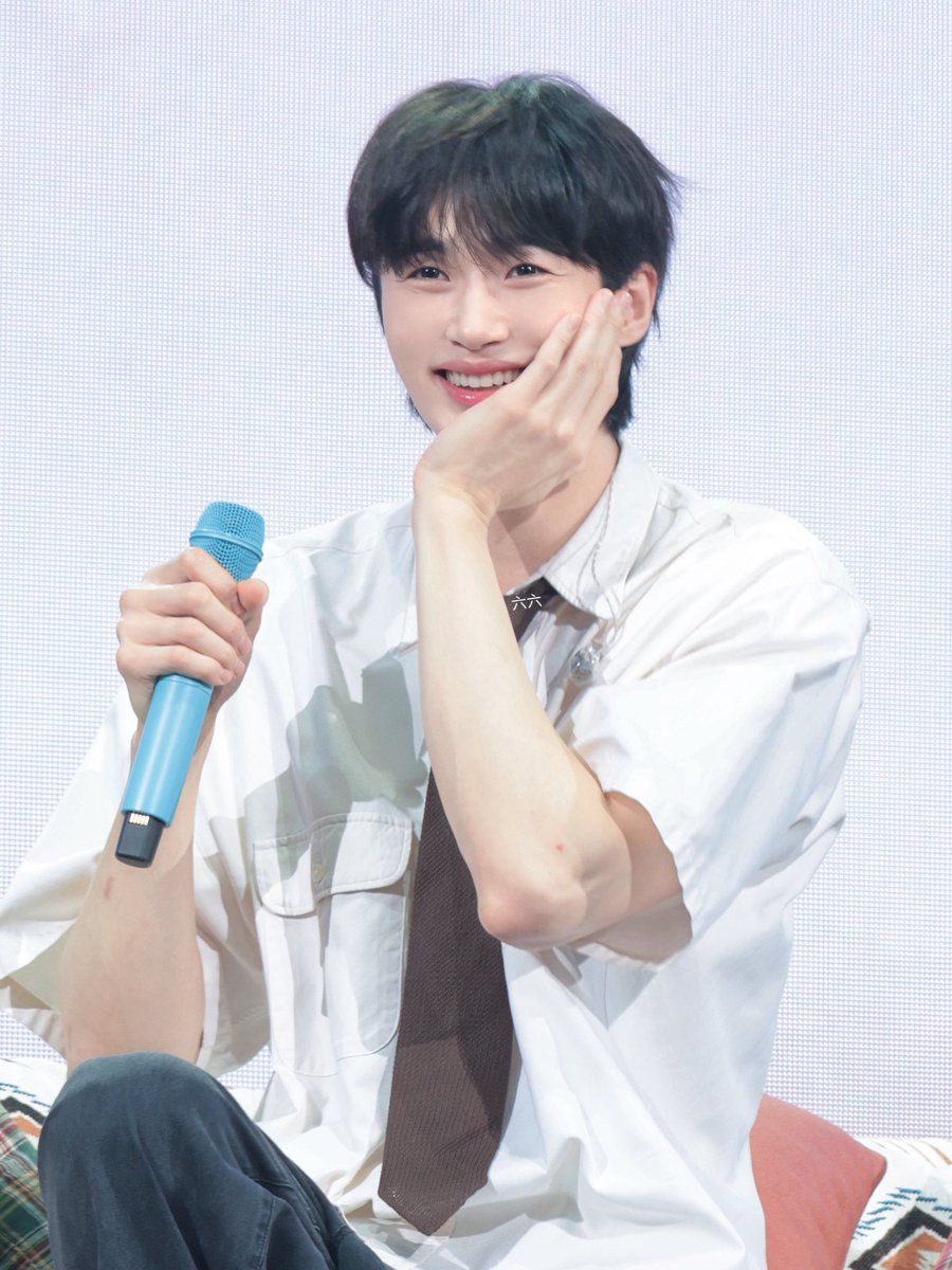 2272499338Bws's tweet photo. #변우석 #ByeonWooseok https://t.co/g5hUA5IN8Z