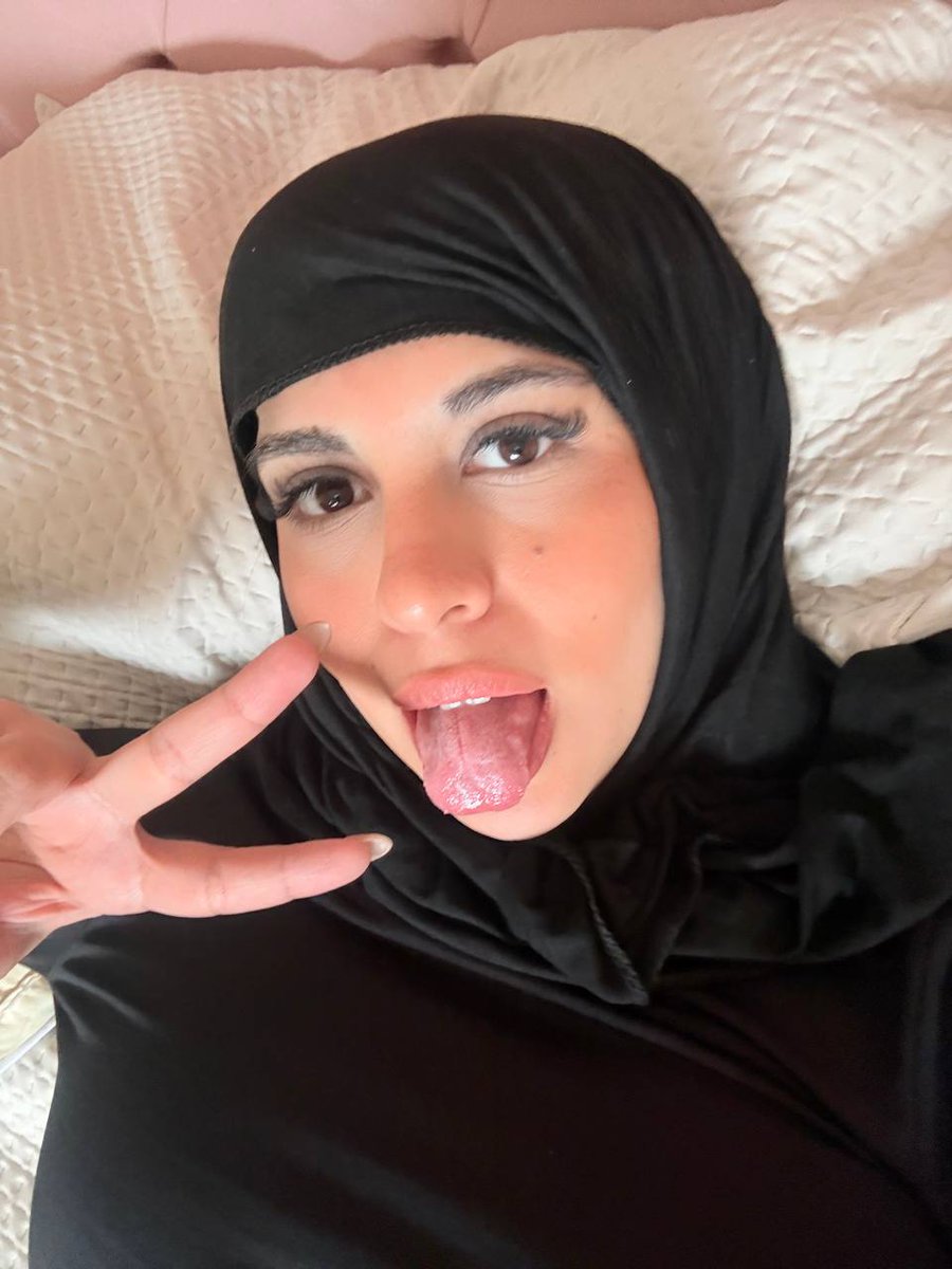 SousHijab's tweet photo. Le voile est ma couronne… mais mon cul est mon péché mignon. https://t.co/fRgFE6oIPp