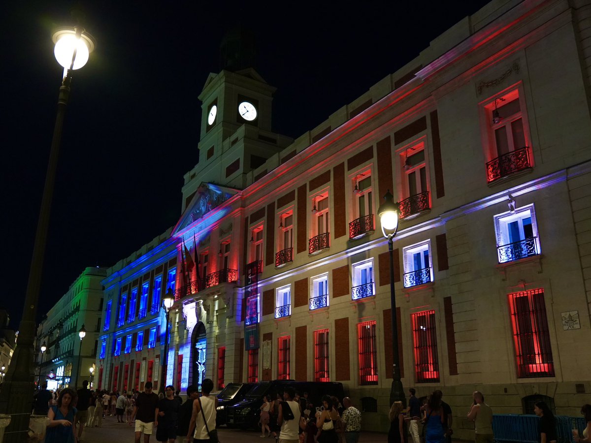 USembassyMadrid's tweet photo. Feliz 4 de julio! Madrid 🇪🇸 se viste de gala para celebrar un aniversario histórico: el 250.º aniversario del nacimiento de Estados Unidos. 🇺🇸

En una fecha tan señalada para nuestra nación, la emblemática Puerta de Alcalá se ilumina con los colores de la bandera estadounidense para conmemorar dos siglos y medio desde la Declaración de Independencia.

A este homenaje se suma la Puerta del Sol, donde la Real Casa de Correos, sede de la Presidencia de la Comunidad de Madrid, también brilla con los colores rojo, blanco y azul. A ellos se suma la sede de la Embajada de Estados Unidos en Madrid, iluminada con estos colores, uniéndose a esta celebración tan especial.

Tres edificios en el corazón de Madrid que celebran la historia, los valores fundacionales y los lazos culturales, humanos y económicos que nos conectan.
250 años de independencia, libertad y aspiración democrática reflejados en algunos de los espacios más emblemáticos de la capital española.

¡Gracias al Ayuntamiento de @Madrid y a la @ComunidadMadrid por este gesto! 🇪🇸🇺🇸