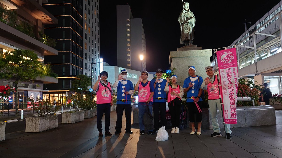 wc_hiroshima's tweet photo. ７月3日（金）第60回福山
夜のGOMI拾いウォーキングin福山駅前
ブルーサンタとのコラボ企画だった。
子供達に綺麗な海を残すために。
が、なぜか何時もよりゴミが少ない、
聞けば他の団体が拾っていたらしい
とても嬉しい。それにしても
綺麗に咲いてる花の根もとに
タバコの吸い殻、嫌だな。 https://t.co/mqZRQIZR6T