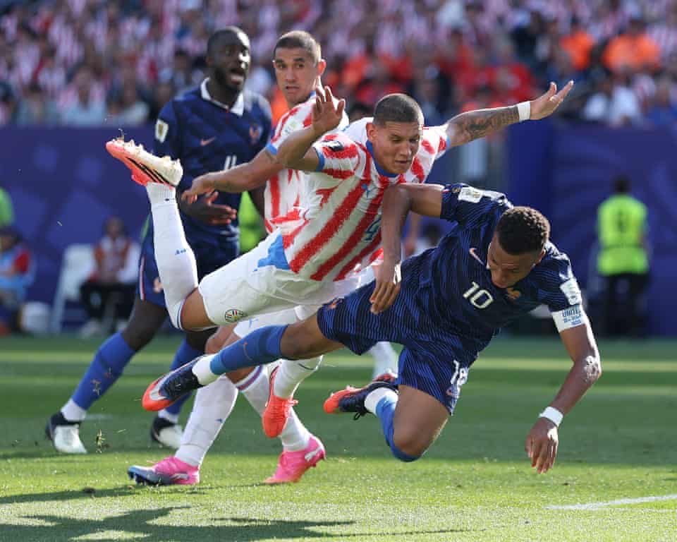 pythaginboots's tweet photo. Paraguay are playing the worst kind of anti-futebol. Three-pass combinations just to maybe win a throw-in, kicking lumps out of France, zero composure in the final third, then amateurish mistakes at the back.

Not disciplined dark arts. Just straight ass football - @sjatfkb https://t.co/guSA0f6tHX