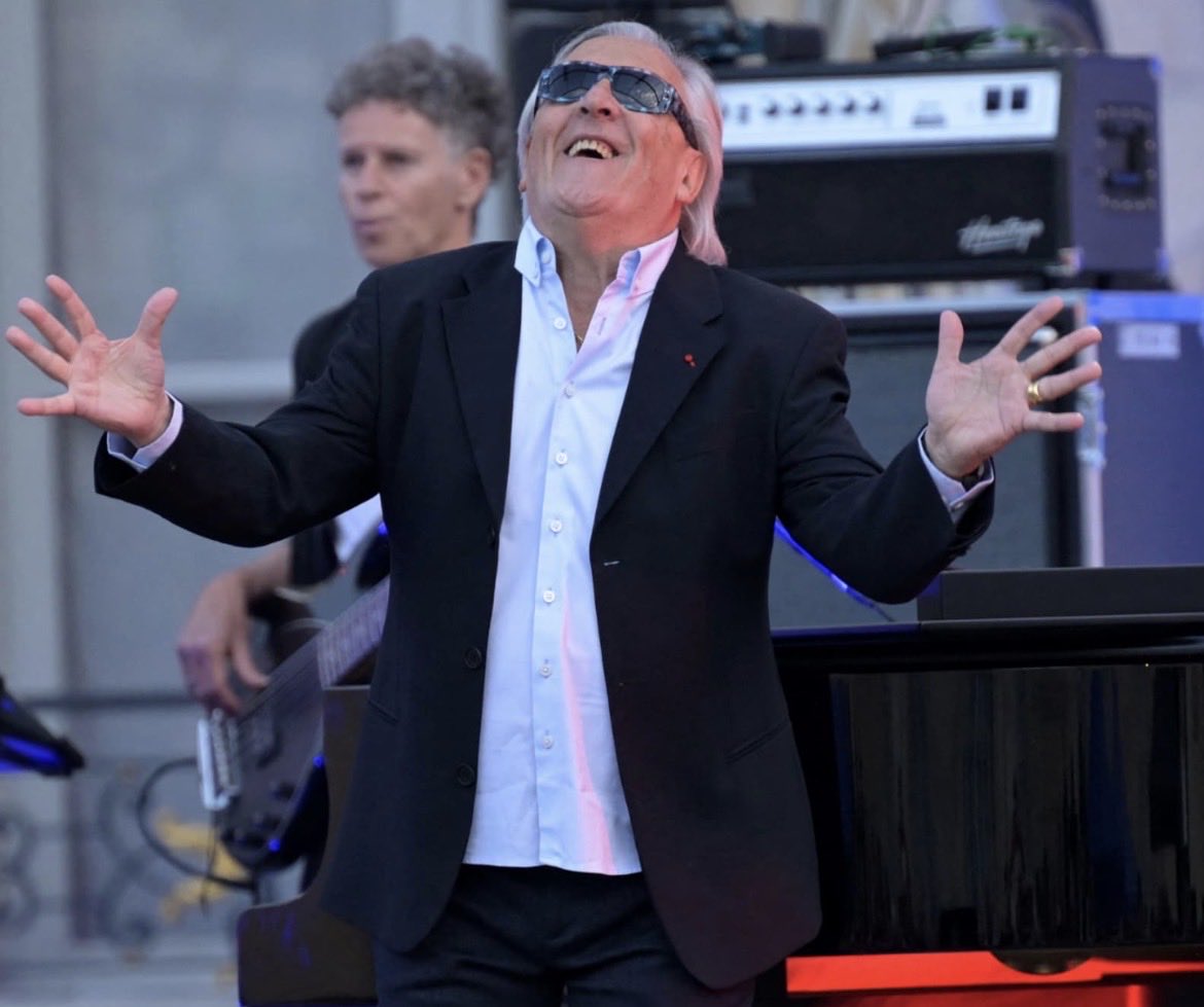 softlymean's tweet photo. l’arbitre quand les paraguayens mettent des coups de poings ou pieds #FRAPAR https://t.co/rftUvXMrSq