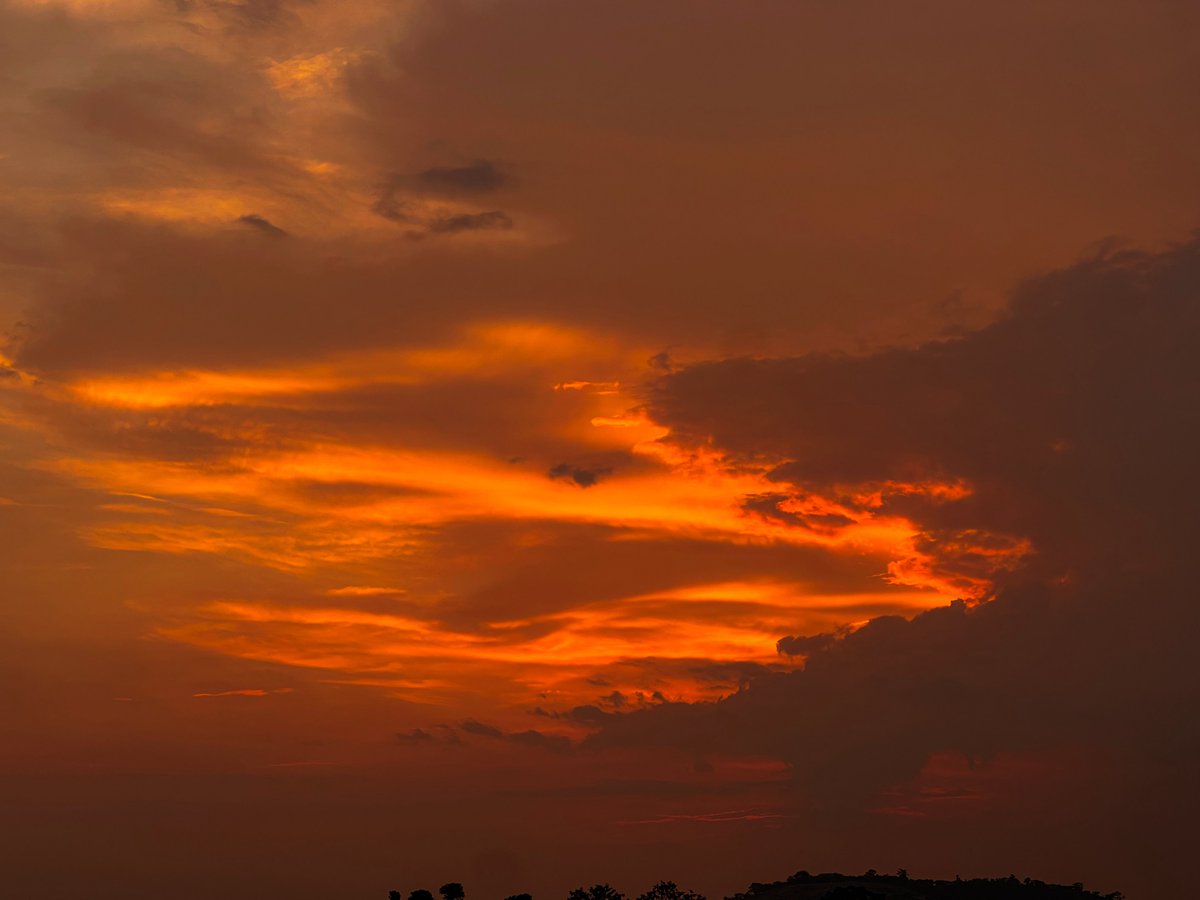 theotokiti's tweet photo. Darkness is coming yes.
But before the night arrives, the heavens remind us that every ending deserves applause.
So if today exhausted you, be like this sunset.
Leave your mark. Glow until the very last moment. And let the world remember how brightly you chose to shine. https://t.co/novOr94tok