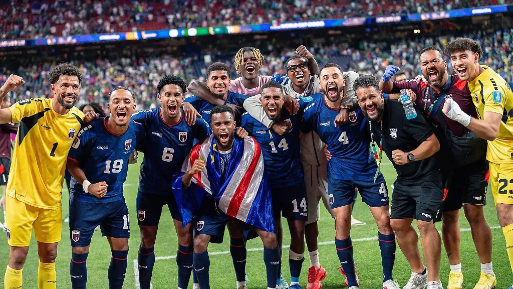 bilalssk21's tweet photo. Gestern das coolste team der WM gesehen und heute sehen wir die größten bastarde der WM https://t.co/3pBMWxUISE