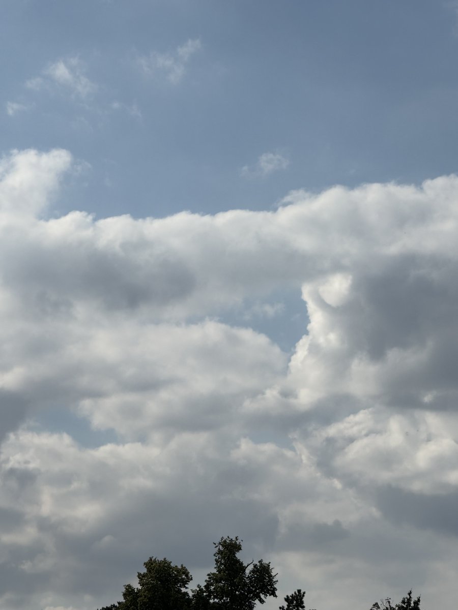 MacFrisbee's tweet photo. Himmel über dem Rheinland https://t.co/hVfahy6fbJ