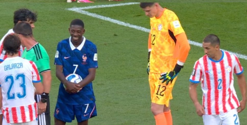 realmilgrauu's tweet photo. A cara do Dembele no meio dos jogadores do Paraguai tentando sabotar o pênalti da França 

kkkkkkkkkkkkkkkkkkkkkkkkkkkkkkkk https://t.co/RILFc6yJ6Z