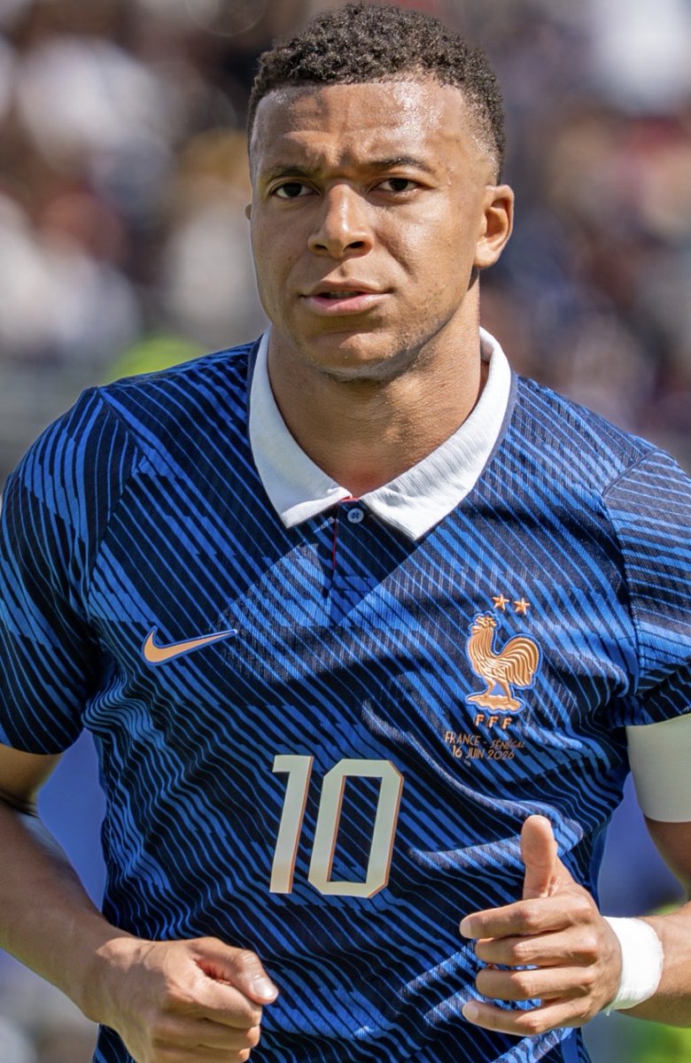 giannbj's tweet photo. Mbappe esta jugando con otro reglamento desde hace rato.
En que momento un jugador puede empujar a otro, insultar, decir al arbitro que cuente, y volver a insultar a jugadores contrarios sin recibir ni una sola amonestación? https://t.co/2N59fh3mcC