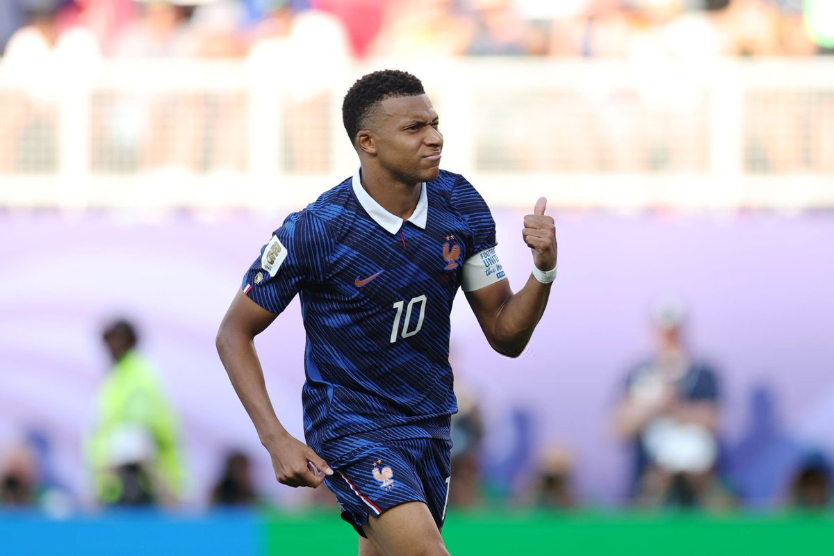lnstantFoot's tweet photo. Kylian Mbappé qui s'est moqué du gardien paraguayen après son penalty 😭😭😭😭😭 https://t.co/Mc498Plqj1