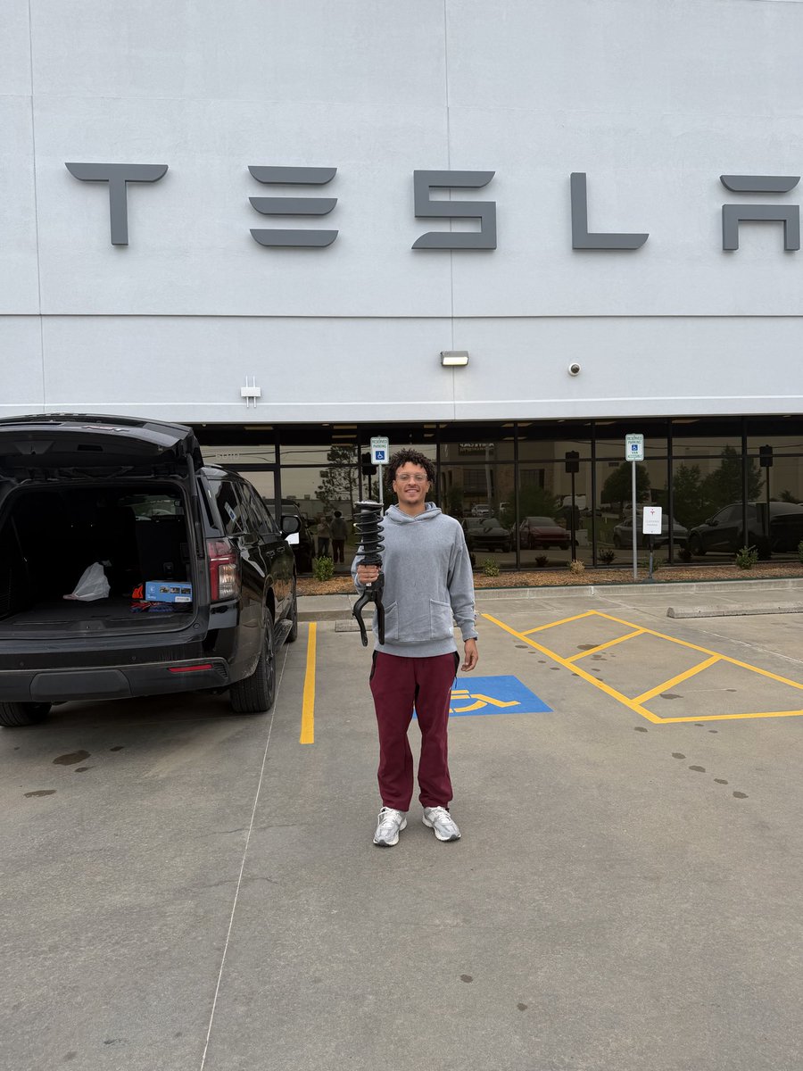 AverySSG's tweet photo. What if EV’s could keep going? @Tesla https://t.co/CT85Ano3Ro
