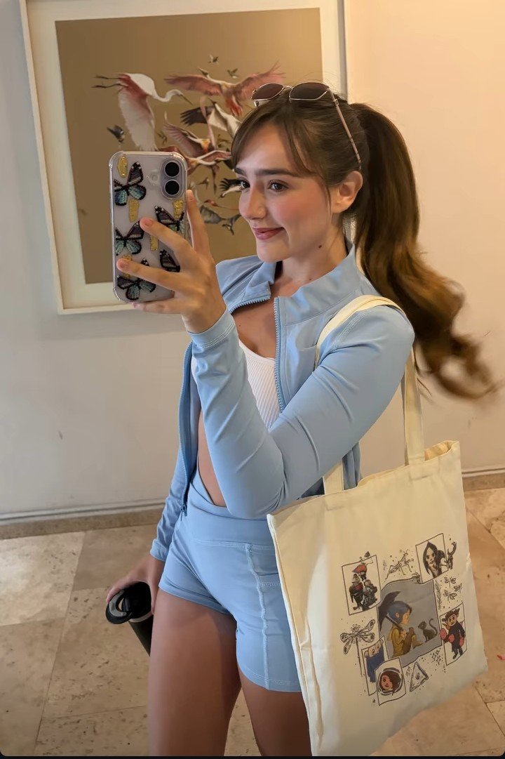 eliza18sofy's tweet photo. Cosas que hacen feliz a Elaine su bolsita de Coraline y su mejor amigo. https://t.co/wEpOw3Y7ed