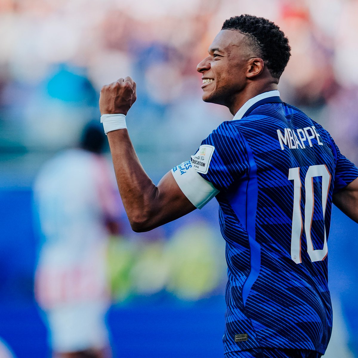 equipedefrance's tweet photo. Kylian Mbappé a marqué son 7e but de la compétition ! 🔥

🇵🇾0-1🇫🇷 l #PARFRA l #FIFAWorldCup https://t.co/172RdRUBqA