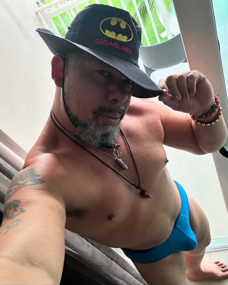 rogerelleo1's tweet photo. Any Batman fans out there ?#sombrero #underwear #latino #miamigay #leo https://t.co/mOpm31pgbl