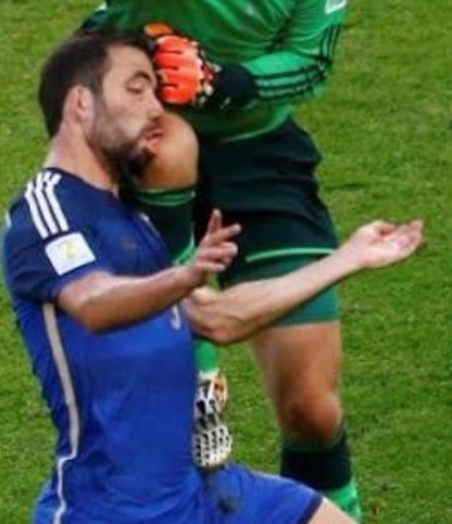 lb1972_'s tweet photo. @tuffman747 An uncalled penalty by Neuer on Higuaín—where he jumped with his knee at face height—and a missed red card for Höwedes against Zabaleta; there should have been a penalty, and they should have been playing with ten men. https://t.co/ssd7ssr88c