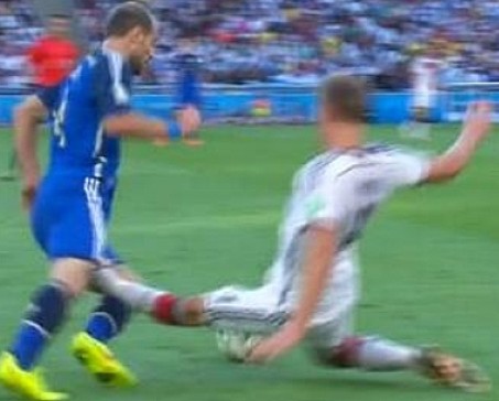 lb1972_'s tweet photo. @tuffman747 An uncalled penalty by Neuer on Higuaín—where he jumped with his knee at face height—and a missed red card for Höwedes against Zabaleta; there should have been a penalty, and they should have been playing with ten men. https://t.co/ssd7ssr88c