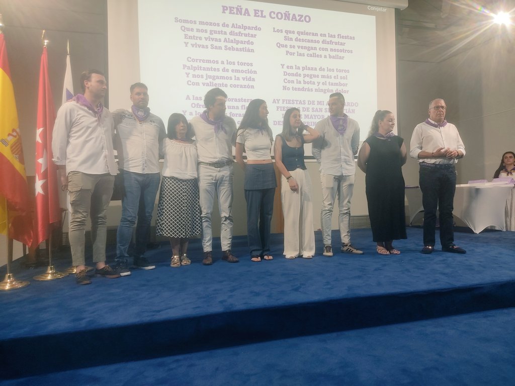 LaBrujulaNorte's tweet photo. En @alalpardo_ayto en la conmemoración del 50 Aniversario de la Peña "El Coñazo", con la Sala Al Artis a reventar!!!!...50 años!!!!... Felicidades, Amigosssss!!!!... Preside el acto el Alcalde, @MiguelAMedranda e interviene de Maestra de Ceremonias, la periodista @rocio_donoro!!! https://t.co/W8K2LDDbAp