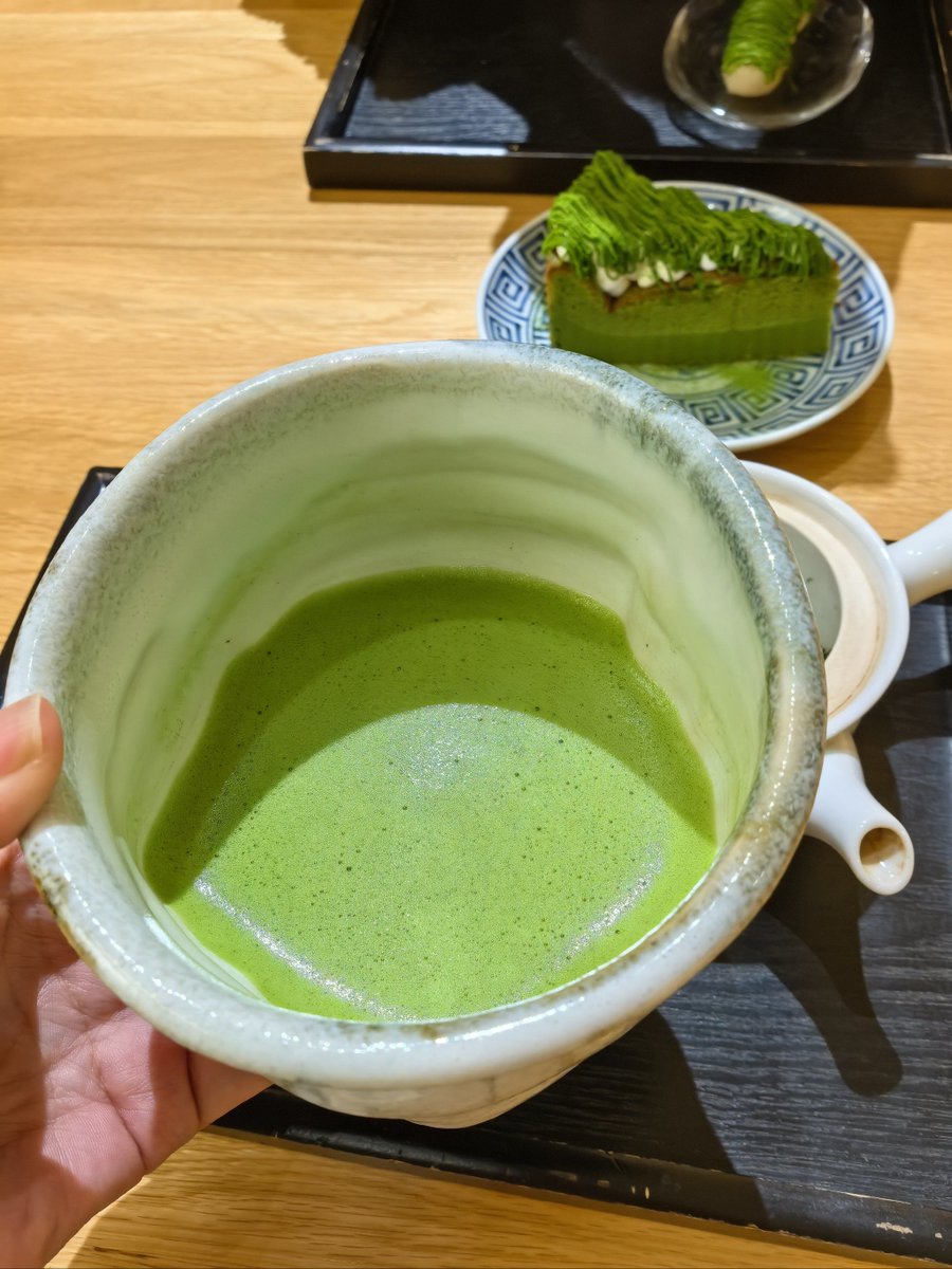 Cs6fS0qALW69341's tweet photo. Just 3 steps to make iced matcha latte at home—whisk matcha powder with hot water, add ice, pour in oat milk, done! Smooth, creamy, and totally coffee-free for your afternoon pick-me-up. https://t.co/DbuObX5oCf