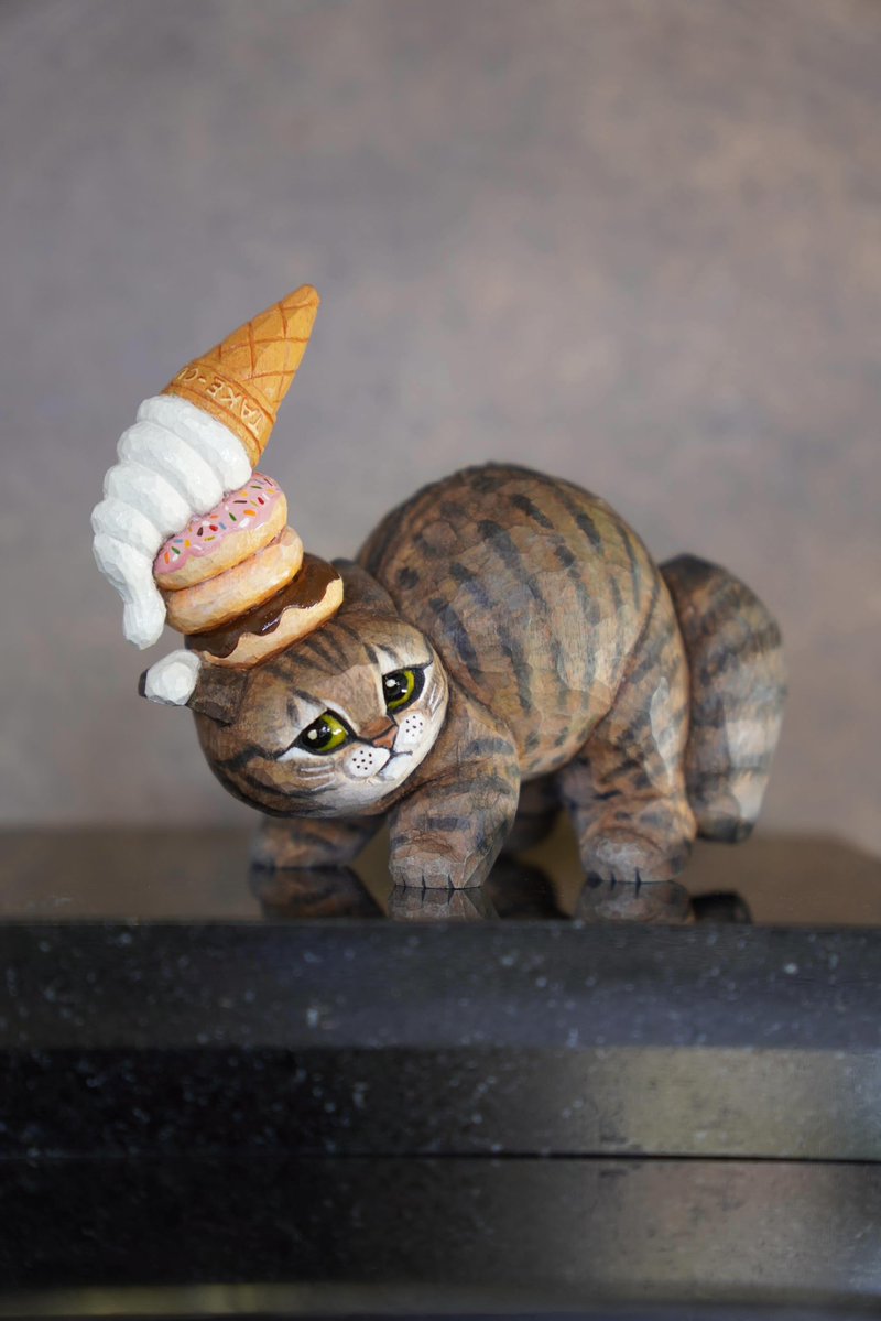 どんぐりアート♡2026年度節分　猫帽子BIGオブジェ　一点物♡ 頭にいろんな物を乗せ バランスを極める猫たちの木彫り作品『やんのか