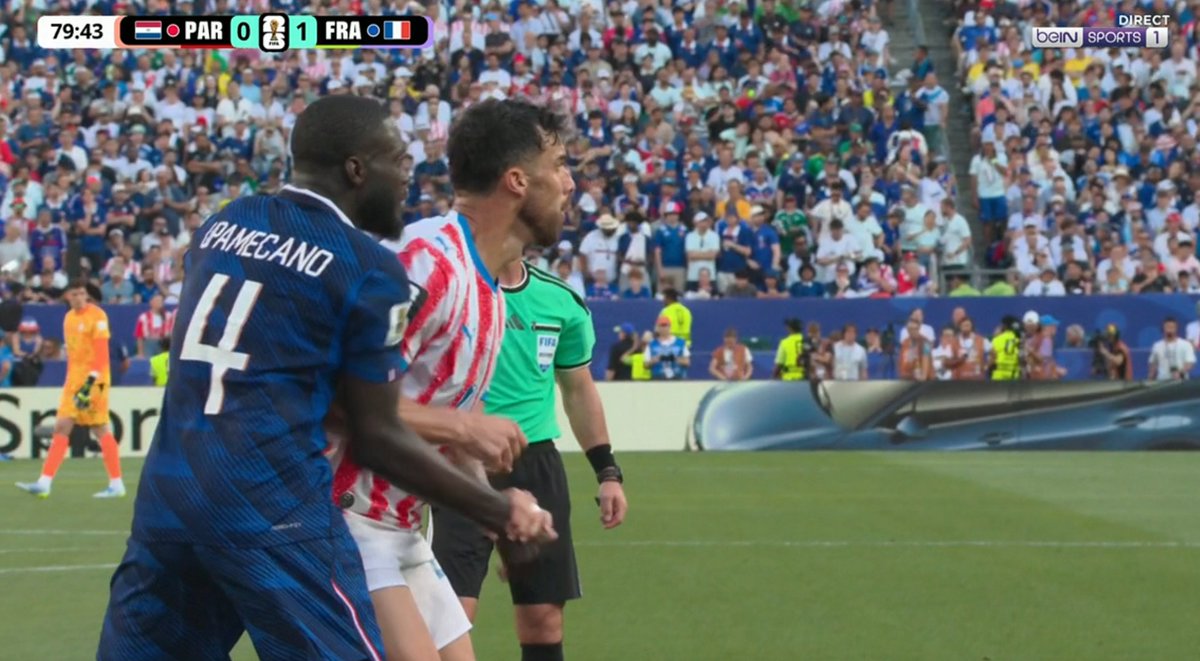 lnstantFoot's tweet photo. COUP DE COUDE GRATUIT SUR UPAMECANO NON MAIS ON EST OU LA ???? https://t.co/ZNPnL4zpoC