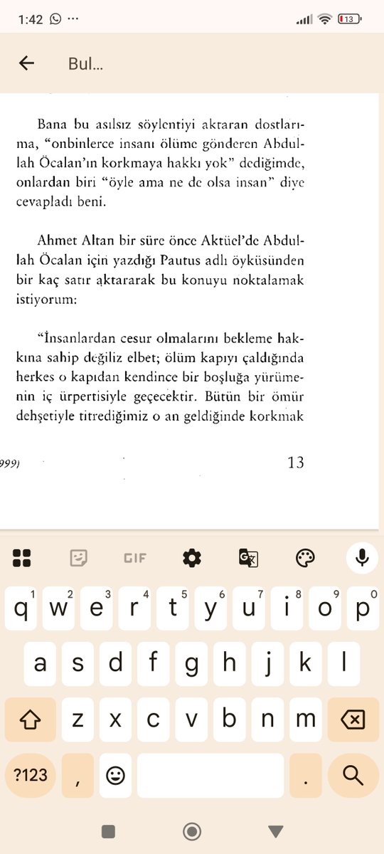 Hemawend's tweet photo. Ahmet Zeki Okçuoğlu:"Bana bu asılsız söylentiyi aktaran dostlarıma, “onbinlerce insanı ölüme gönderen Abdullah Öcalan’ın korkmaya hakkı yok” dediğimde, onlardan biri “öyle ama ne de olsa insan” diye 
cevapladı beni.

Ahmet Altan bir süre önce Aktüel’de Abdullah Öcalan için yazdığı Pautus adlı öyküsünden  bir kaç satır aktararak bu konuyu noktalamak istiyorum:

“İnsanlardan cesur olmalarını bekleme hakkına sahip değiliz elbet; ölüm kapıyı çaldığında herkes o kapıdan kendince bir boşluğa yürümenin iç ürpertisiyle geçecektir. Bütün bir ömür dehşetiyle titrediğimiz o an geldiğinde korkmak
herkesin hakkıdır. Ama, daha önce o kapıdan geçmeleri için başka insanlara,emir verenlerin o kapıdan başkalarından farklı geçmeleri beklenir.

Hayatı bir yiğitlik imtahanına çevirenler, başkalarından yiğitlik isteyenler,  başkalarına kapılarını ölüme açmaları için emir verenler, ölüm bir gün kendi kapılarını çaldığında en azından kendileri yüzünden ölenler kadar cesur durmak zorundadırlar” (Ahmet Altan, Aktüel, sayı: 411, 3-9 Haziran 1999)."

Kaynak: Serbesti Dergisi 5. Sayı, Ağustos Eylül 1999, Sayfa: 13

@okcuoglu_ahmet @_ahmetaltan