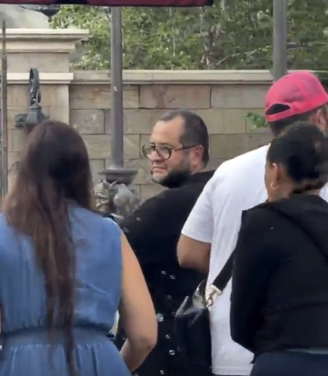 jose_anbriz's tweet photo. El bodoque José Ramón López Beltrán fue captado de vacaciones en el parque temático Magic Kingdom de Walt Disney World, ubicado en Orlando, Florida. 
Las imágenes y videos de su visita comenzaron a difundirse y a volverse tendencia en redes.
Fue visto específicamente en la entrada del restaurante temático Be Our Guest.
El abogadillo e hijo del narco Andrés Manuel López Obrador realizó este viaje junto a su familia.  
Diversos medios señalaron el contraste entre este viaje a zonas exclusivas de Disney y la bandera de "austeridad republicana" que promovió la administración de su narco padre.
Este viaje en Florida se suma a otros cuestionamientos previos sobre su estilo de vida. 
Recientemente, también fue captado en un hotel de lujo en Cozumel, Quintana Roo.