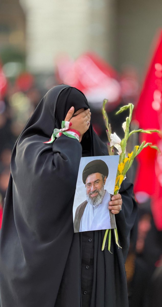 mahshidar1td8's tweet photo. امروز نه یک پیکر، که «ایمان» را بر دوش کشیدیم؛ ایمانی که هرگز، لرزشی در آن راه نیافت..!
#باید_برخاست
#نحن_المنتقمون https://t.co/Vx0A4tkH6e