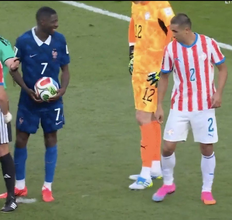 AlbertOrtegaES1's tweet photo. El paraguayo Gustavo Velázquez intentó dañar el punto de penalti antes del lanzamiento de Mbappé.

Ousmane Dembélé se partió de risa. https://t.co/gHsIBcm7lz