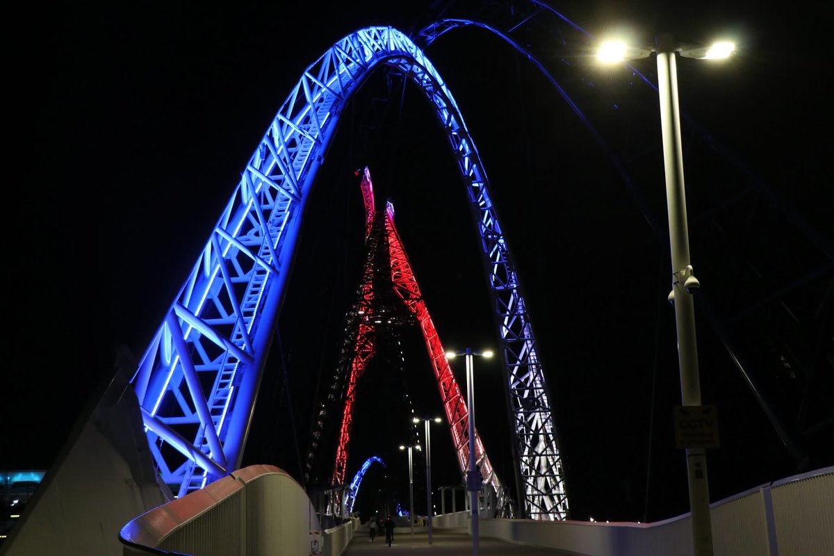 jusker73's tweet photo. @MilesTrav We lit up our city in honour of your 250th not all Aussies hate you. https://t.co/pnOlnMIJUt