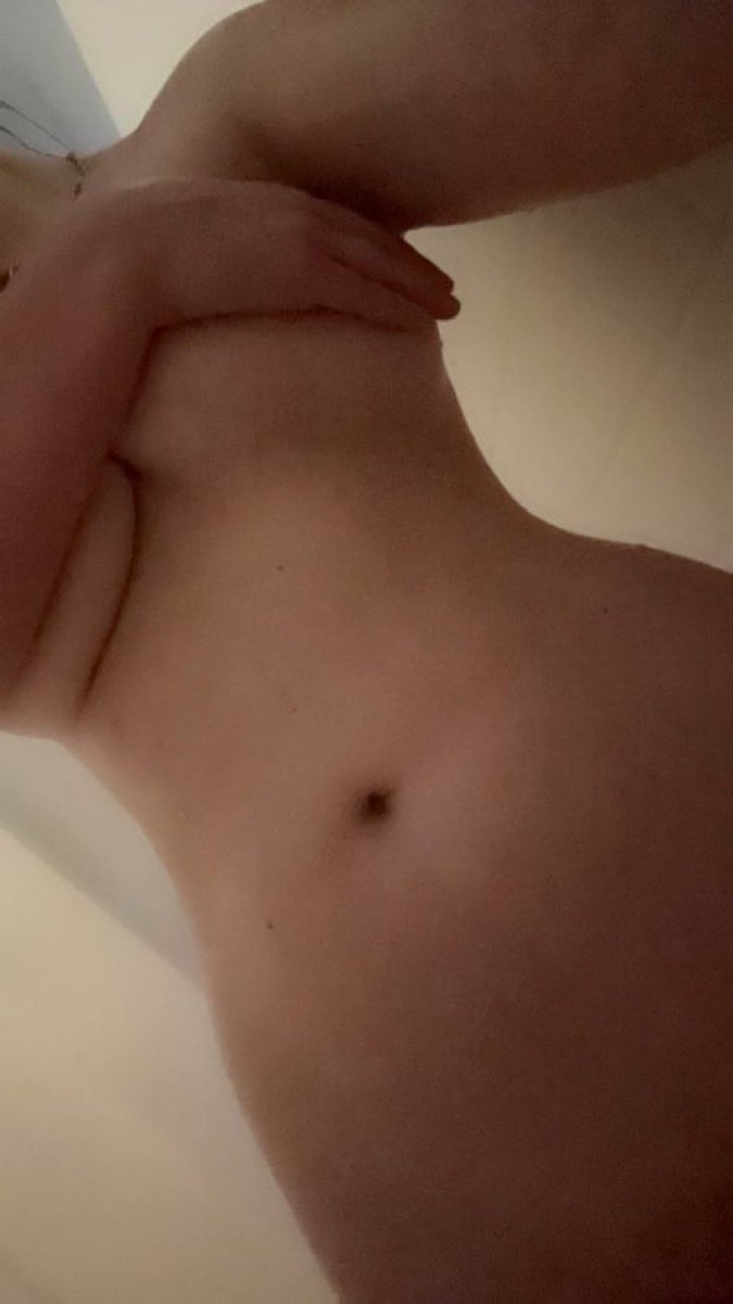 LaylaCGY's tweet photo. come dry me off 😽 https://t.co/7RKdt93TY6