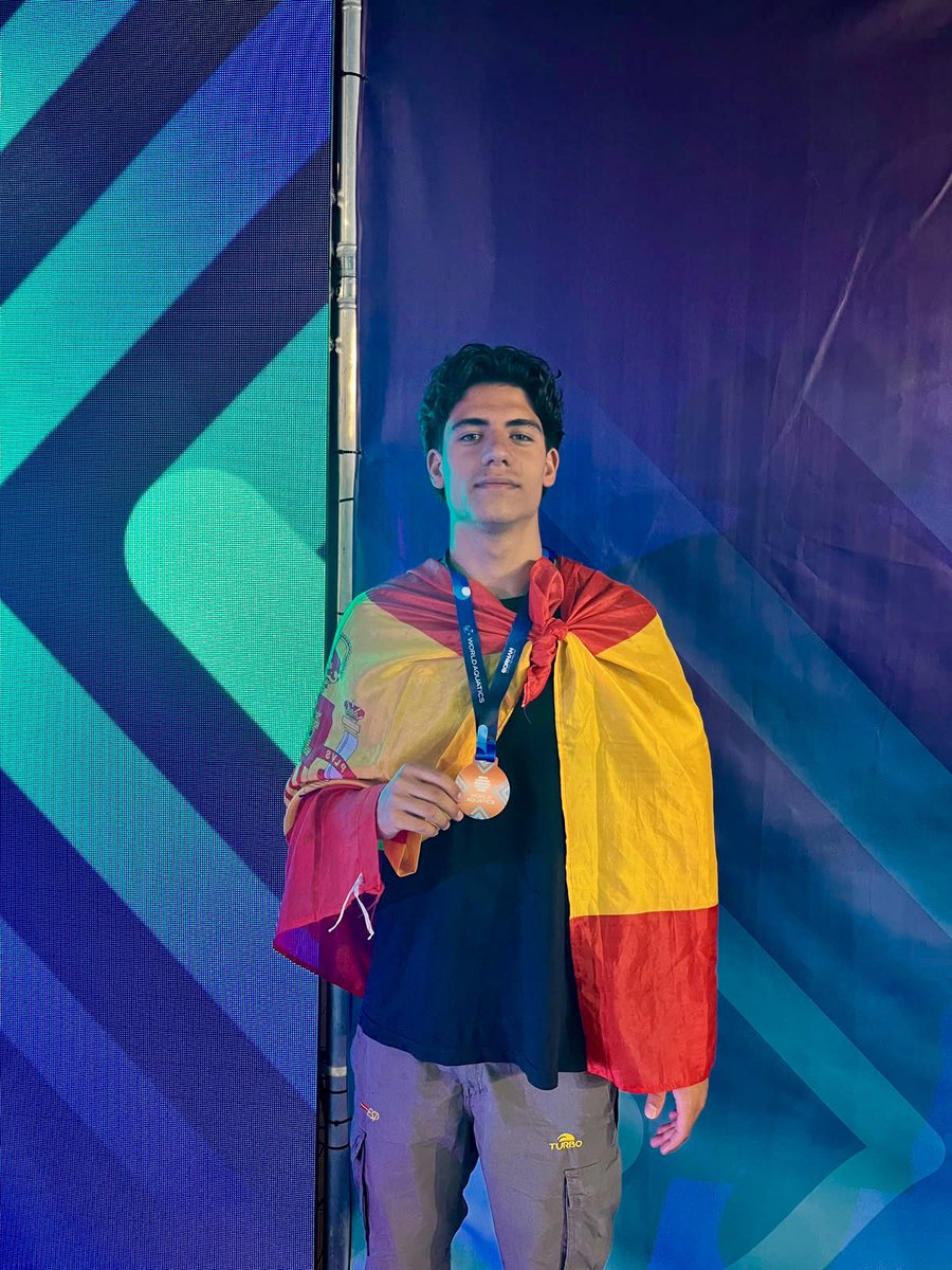blau1975's tweet photo. Quin orgull veure't competir al màxim nivell, Pol! 🥉 Més enllà del bronze, la teva maduresa dins i fora de l’aigua.
Segueix sommiant 💪🏻 https://t.co/AaVPZzdceP