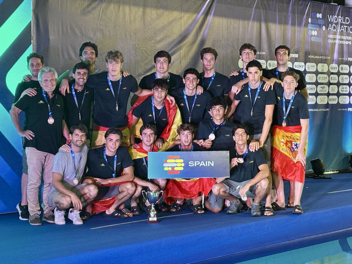 blau1975's tweet photo. Quin orgull veure't competir al màxim nivell, Pol! 🥉 Més enllà del bronze, la teva maduresa dins i fora de l’aigua.
Segueix sommiant 💪🏻 https://t.co/AaVPZzdceP