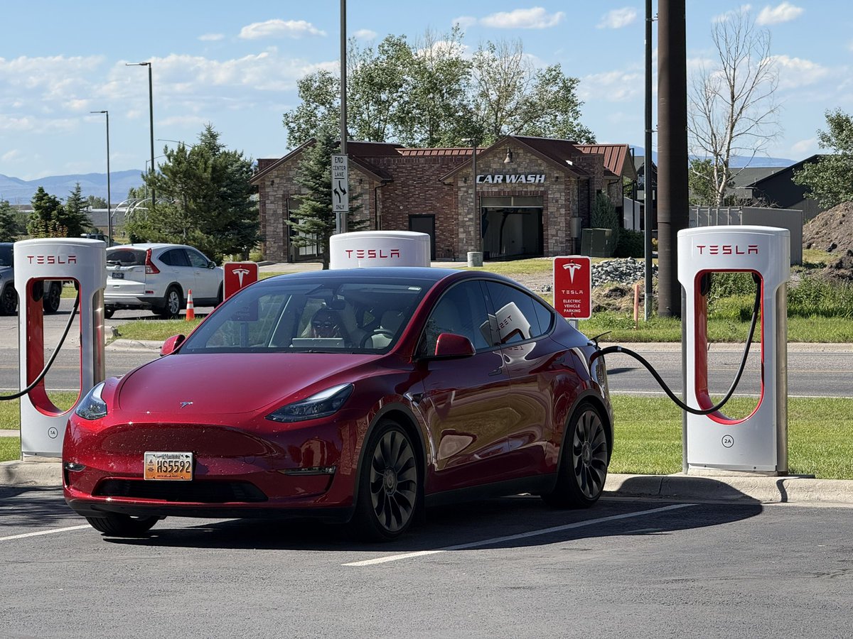 carterbiles's tweet photo. Charging stop #26
Bozeman, MT

2936 miles into trip
326.9 Wh/mi average consumption

Beautiful, windy roads between the park and Bozeman!

#fsdroadtrip https://t.co/NfP9D3eLaA