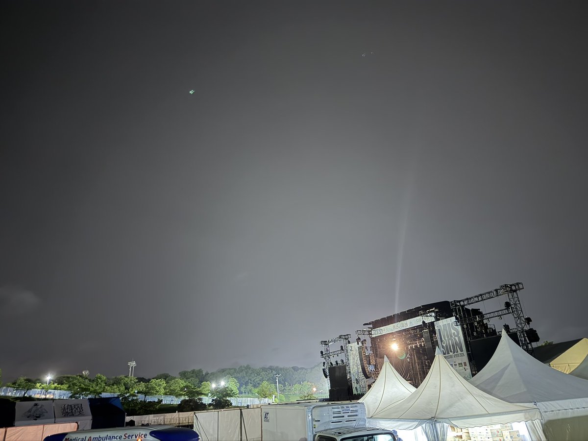 takuma10feet's tweet photo. 京都大作戦2026初日終了しました。昨日は雨にも関わらず会場を綺麗に使ってくれてありがとうございます。初日燃え尽きましたが２日目さらに燃え尽きようと思います。今日も一緒に笑って笑って笑って笑いまくろうぜ！ https://t.co/PZcV1IOz7r