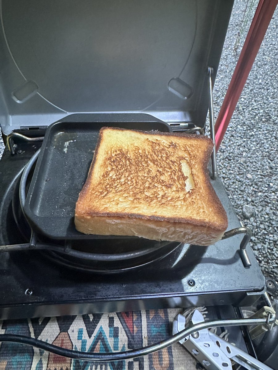 higeeggmachine1's tweet photo. 朝のメシ🍞セラミックトースターで簡単にトースト。これ、半面焼いたら火を止めて裏返して1分くらいでこんがり👍ベーコンはカリカリに焼きながら食べるスタイル🤣🤣最後はベーコンエッグ🥚にしてペロリ
#倶楽部食道楽
#朝からペロリ https://t.co/E5pPL7aH3H