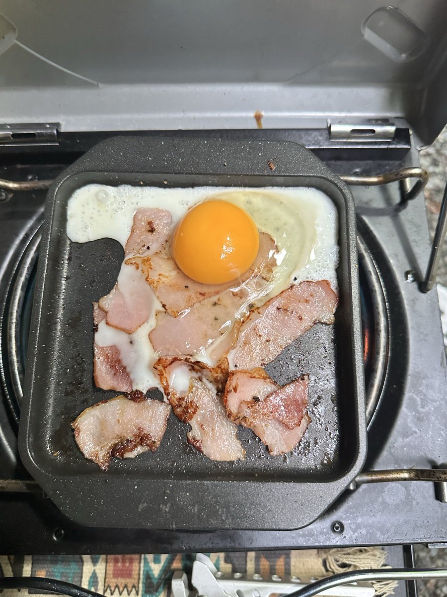 higeeggmachine1's tweet photo. 朝のメシ🍞セラミックトースターで簡単にトースト。これ、半面焼いたら火を止めて裏返して1分くらいでこんがり👍ベーコンはカリカリに焼きながら食べるスタイル🤣🤣最後はベーコンエッグ🥚にしてペロリ
#倶楽部食道楽
#朝からペロリ https://t.co/E5pPL7aH3H