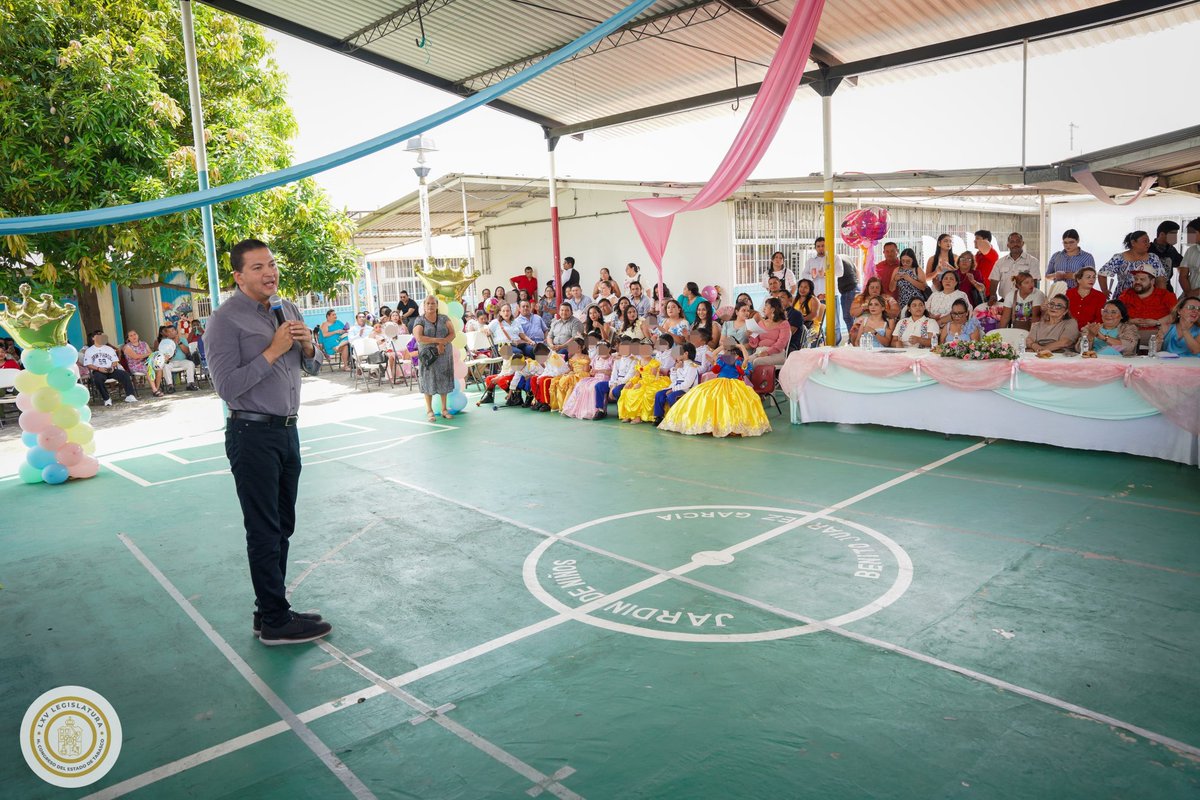 JORGEBRACA's tweet photo. Siempre es un gusto atender estas invitaciones.

Tuve el honor de asistir, un año más, como padrino de generación de mis ahora 38 nuevos ahijados del Jardín de Niños Benito Juárez García, generación 2023–2026, en la colonia Las Delicias, de nuestro municipio de Centro. https://t.co/Wf6kjyBVzI