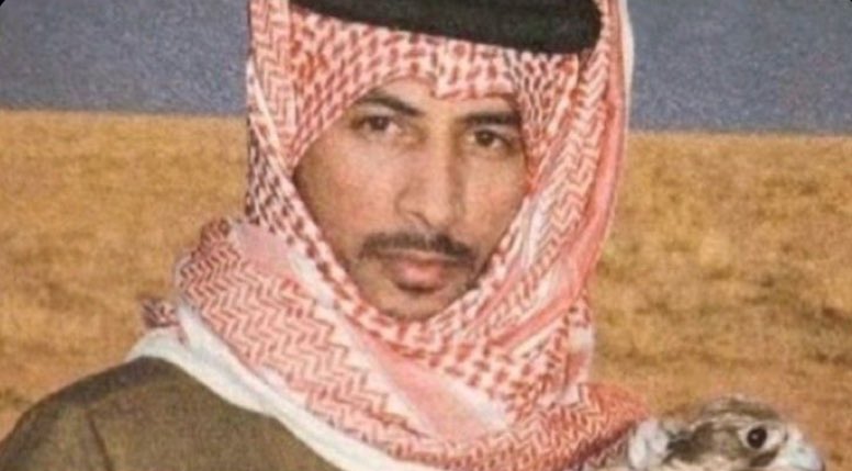 7i_x0a's tweet photo. قد  عطيتك وانت ماضنك لئيم
والنصيحه لليالي تذكره

لاتحرك جرحي الماضي الاليم
ولاتحسب ان طول بعدك طهره

كل جرح يهون يالجرح القديم
وكل شي قد مضا معك اذكره

جرحي وذكراك والليل البهيم
حزت فوادي بمثل المنشره

العذول غراب وانا اكبر غشيم
والجروح الماء وطاريك حجره

- محمد بن فطيس https://t.co/qOs0KdSTGF
