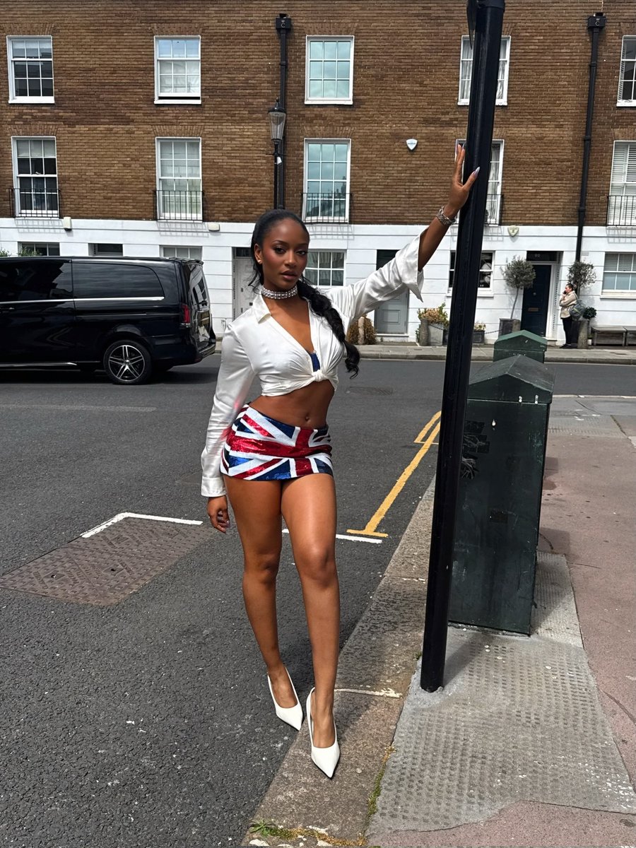 ukneeifusexxy's tweet photo. She has legs for dayss https://t.co/NCGF1YfnWS