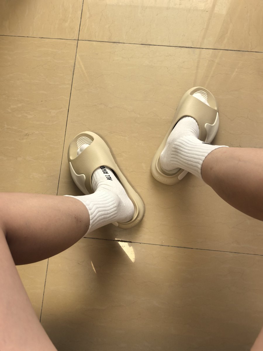 iGS0615's tweet photo. 记录一下好久不穿的白袜 https://t.co/5ZI0LGiopB