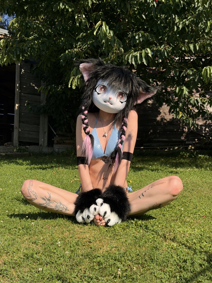 itslittlemie's tweet photo. oof, this pose is definitely a cry for help but also a giant invitation. just gonna lean into it. https://t.co/KwHGw313wx