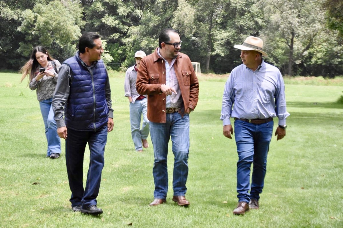 MarcoMendoza_B's tweet photo. Las 🐝 🐝son el animal más importante del 🌍. De su polinización depende más del 70% de los cultivos del mundo.

Agradezco a Isidro Muñoz por su cálido recibimiento en el Ecoparque Turístico del Lago, en #HuascaDeOcampo, donde mi amigo Héctor Pérez coordina el Museo de la Abeja, un pequeño paraíso que vale la pena conocer y que les recomiendo visitar.

#MMContigo #HidalgoMiAmor