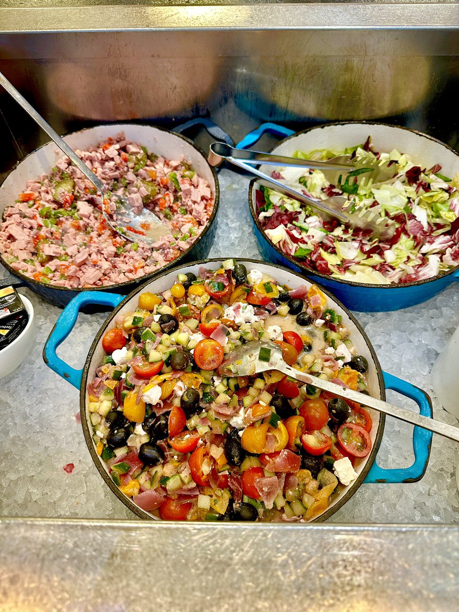 mambon's tweet photo. 見たこともない🥗無料サラダ😋
#lounge
#VIE
#Wien
#Vienna
#AustrianAirlines
@_austrian
#パラダイス山元の空港巡礼 https://t.co/TZWKbckaAo