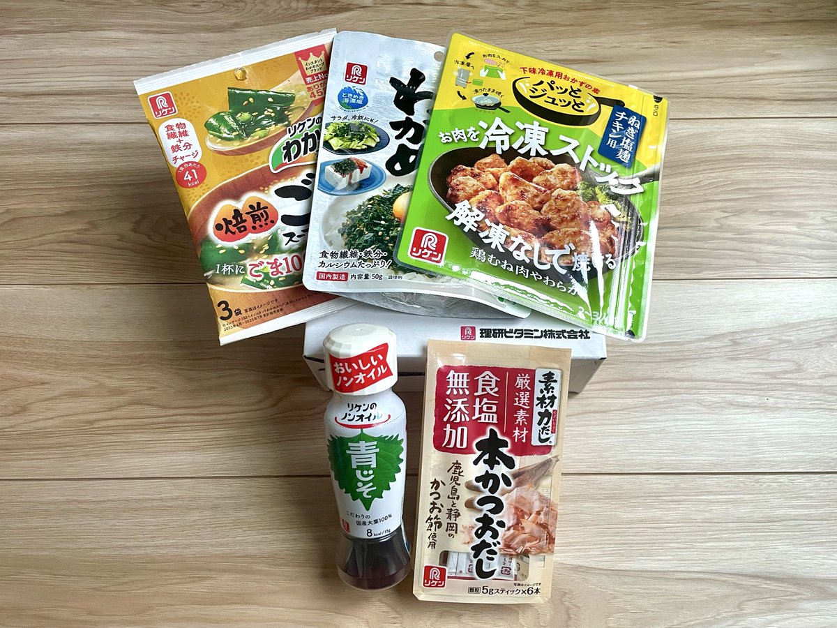 maruyuki618's tweet photo. #理研ビタミン の #株主優待 で自社製品詰合せをいただきました〜初取得㊗️100株3年未満保有のため1000円相当です
保有数、3年以上保有の有無により優待額面が異なり最大5000円相当☝️年2回もらえます！
『ふりかけるザクザクわかめ』が貰えてめちゃ嬉しい😆 https://t.co/KzofBVCBmJ